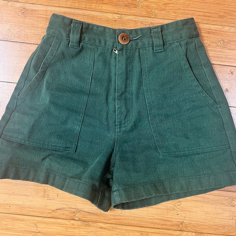 Beaton Linen utility shorts size 6 green